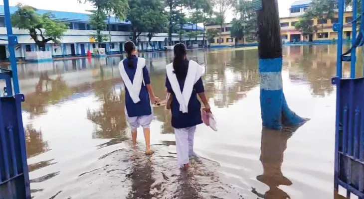 বৃষ্টিতে ফুলবাড়ি হাইস্কুলের মাঠ জলমগ্ন সীমানা প্রাচীর ভাঙল চতুরাগছে