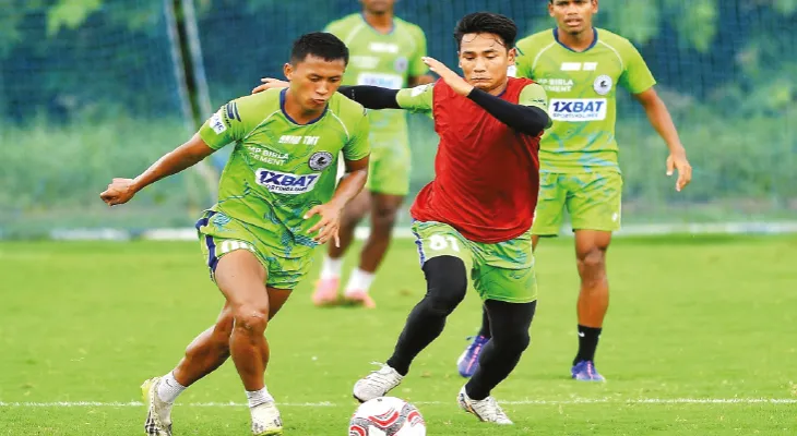 মোহন বাগানের সামনে পাঠচক্র