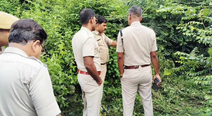 ঝোপের পাতা সরাতে অর্ধনগ্ন তরুণীর ক্ষতবিক্ষত দেহ উদ্ধার, ধর্ষণ করে খুন? খতিয়ে দেখছে পুলিস
