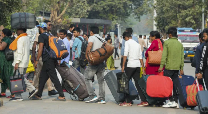 আটকে পড়া যাত্রীদের উদ্ধারে স্পেশাল ট্রেন