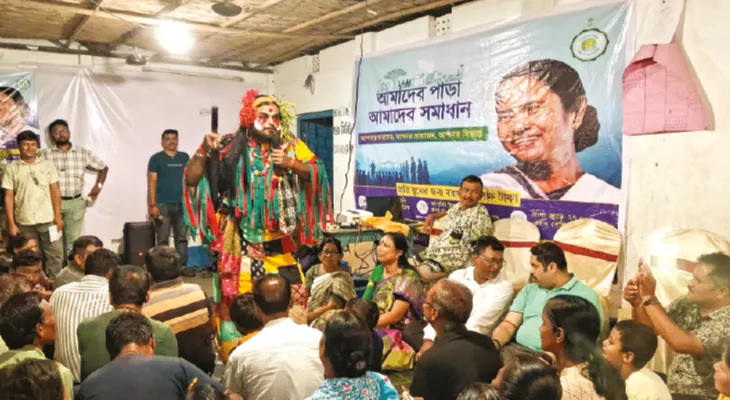 রাতেও এবার পাড়ায় সমাধান শিবির, পালাটিয়া গানের মাধ্যমে প্রকল্পের প্রচারে বহুরূপী