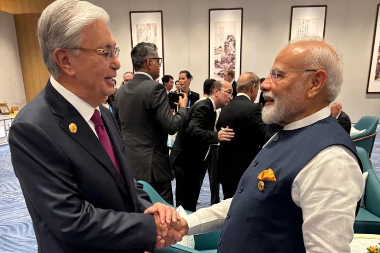 কাজাখস্তানের প্রেসিডেন্ট কাশিম জোমার্ট তোকেয়েভের সঙ্গে সাক্ষাৎ করলেন ভারতের প্রধানমন্ত্রী নরেন্দ্র মোদি
