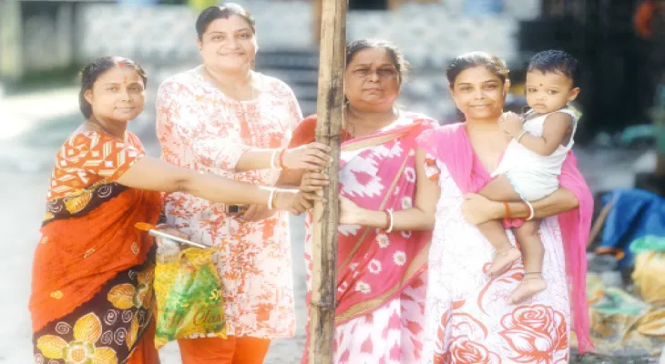 ময়নাগুড়ির শ্মশানমোড় মহিলা ইউনিটের পুজোকে সেরা করে তুলতে ময়দানে ঝাঁপিয়েছেন সদস্যরা