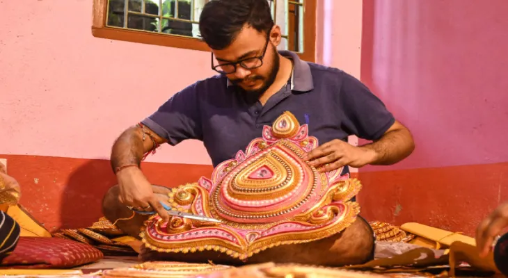 প্রতিমার অলঙ্কার গড়েই সংসার চালান বালুরঘাটের কলেজ পড়ুয়া