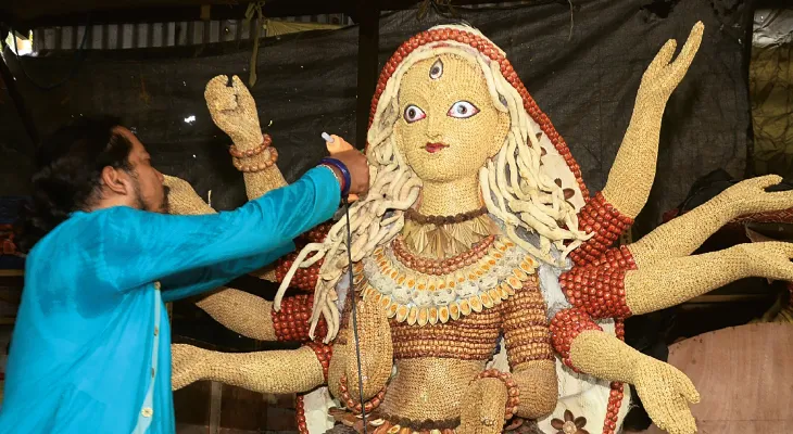 হাবড়ায় শুকনো গাছের ডালপালা দিয়ে দুর্গামূর্তি, শিল্পীর কাজে চমক