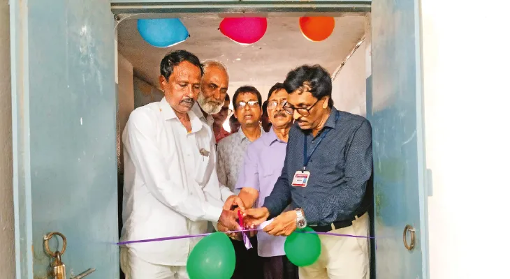 ‘মোবাইল ছাড় বই ধর’ বার্তা, আরামবাগ হাইস্কুলে শুরু বইমেলা