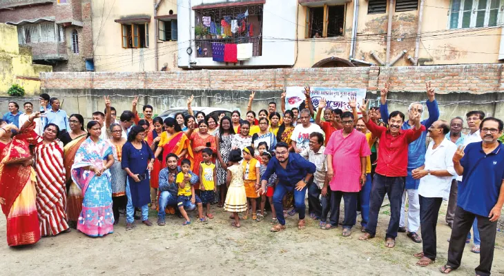 বহরমপুরে লোয়ার কাদাইয়ের পুজোয় থিম ‘অসহায় মানুষ’