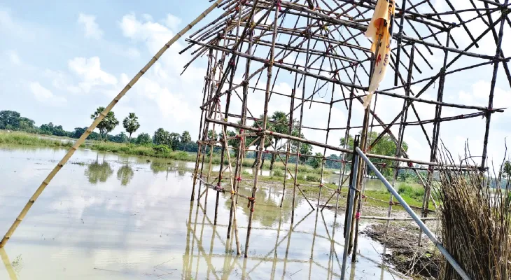 জলের সঙ্গে যুদ্ধ করে চলছে মণ্ডপ তৈরির কাজ, ঘাটাল ফিরছে ছন্দে