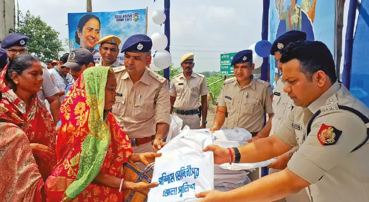 ঘাটালে পুজোর প্রাক্কালে বন্যায় ক্ষতিগ্রস্তদের পাশে জেলা পুলিস