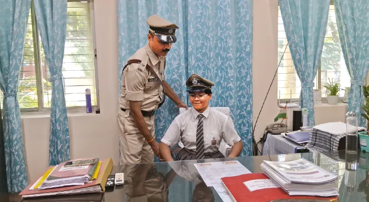 একঘণ্টার আইসি দশমের ছাত্রী! চেয়ারে বসেই ফেরাল খোওয়া যাওয়া মোবাইল