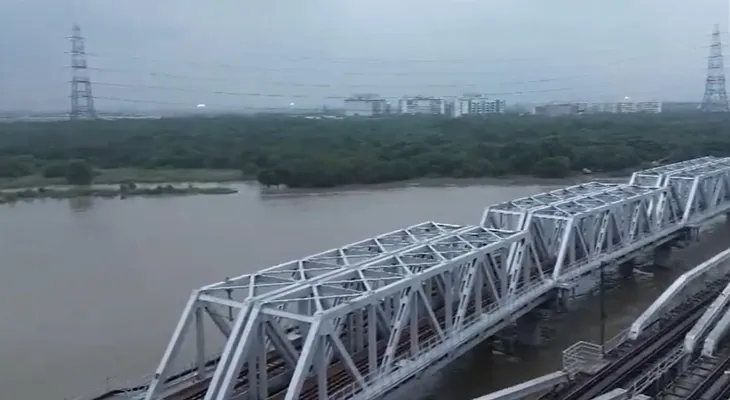 প্রবল বৃষ্টির জেরে মঙ্গলবার সকালে দিল্লির লোহা পুল এলাকায় বিপদসীমা অতিক্রম করল যমুনার জল
