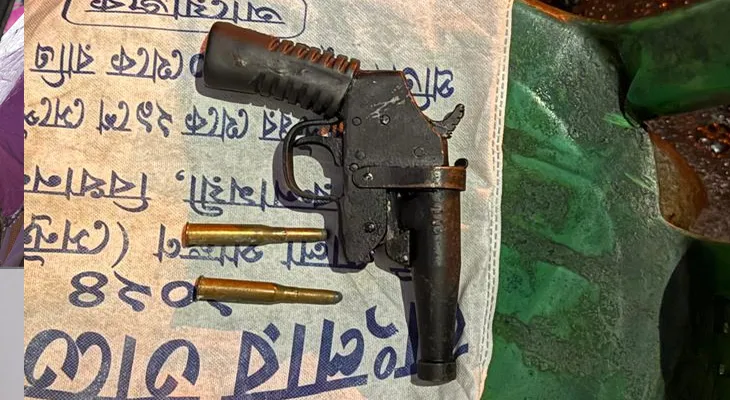 আগ্নেয়াস্ত্র ও দু’রাউন্ড কার্তুজ সহ গতকাল মধ্যরাতে কলকাতার বাবুঘাট বাসস্ট্যান্ড থেকে ধৃত ২
