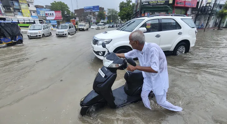 বৃষ্টিতে বিপর্যস্ত উত্তর ভারত, বাড়ছে মৃত্যুমিছিল, গৃহহীন বহু মানুষ