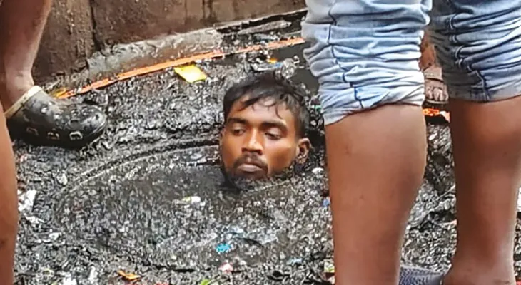 স্বাধীনতার ৭৮ বছর পরও প্রাণের ঝুঁকি নিয়ে ম্যানহোলে নামেন সাফাই কর্মীরা
