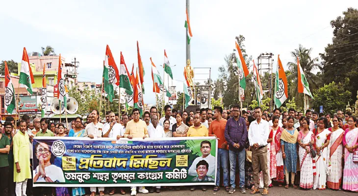 ভাষা আন্দোলনের মঞ্চ ভাঙার প্রতিবাদে তমলুকে তৃণমূলের মিছিল