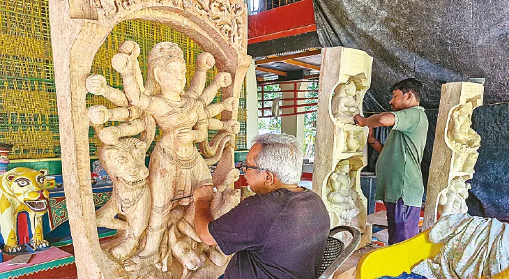 হিরালিনী দুর্গোৎসবের পঁচিশে পা, যুক্ত হবে কাঠ খোদাইয়ে তৈরি ষষ্ঠ দুর্গামূর্তি