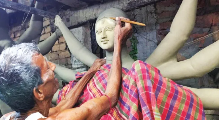 বয়স ৭৪ বছর, কাঁপা হাতেই দুর্গা তৈরি করে চলেছেন সুন্দরবনের প্রতিমা শিল্পী