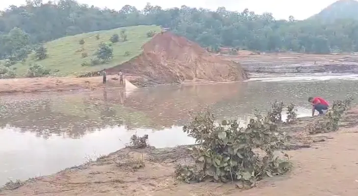 ছত্তিশগড়ের বলরামপুরে আচমকা ভেঙে পড়ল ড্যাম, বন্যার জেরে একাধিক মৃত্যুর আশঙ্কা