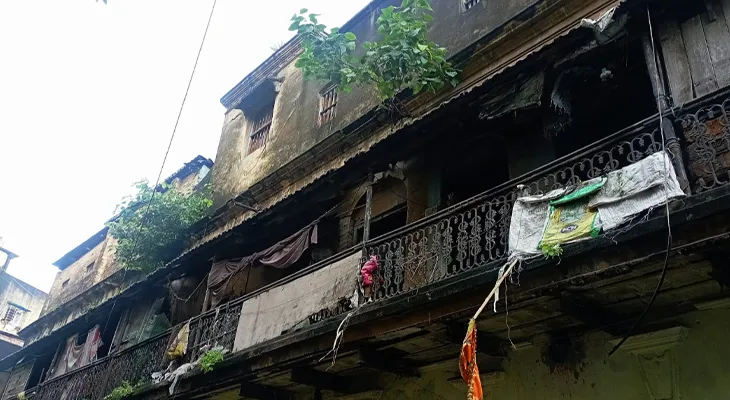 হাওড়ায় ভেঙে পড়ল ১০০ বছরের পুরনো বাড়ি, আতঙ্কিত স্থানীয়রা