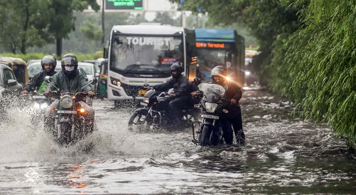 জল-যন্ত্রণায় স্তব্ধ দিল্লি, বন্ধ করে দেওয়া হল শ্মশান, ব্যাহত উড়ান পরিষেবাও