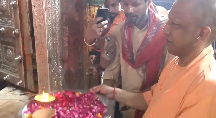 অযোধ্যার হনুমান মন্দিরে গেলেন উত্তরপ্রদেশের মুখ্যমন্ত্রী যোগী আদিত্যনাথ