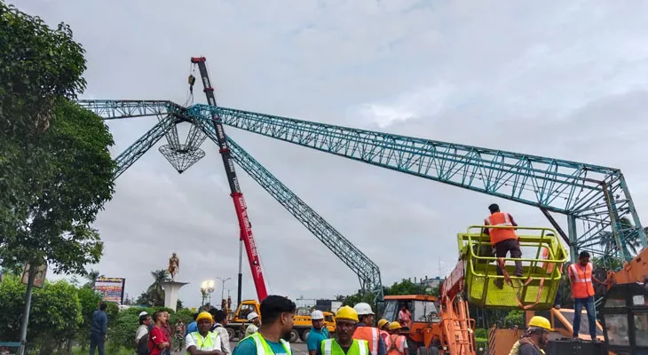 বৃষ্টির মধ্যেই ‘বিপজ্জনক’ হলদিয়া গেট ভাঙার কাজ শুরু