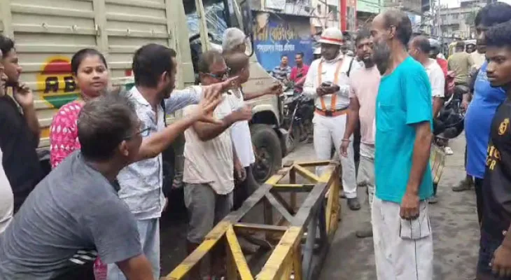 সোদপুরে ফ্লাইওভারের হাইট বারে গাড়ির ধাক্কা, বিম ভেঙে জখম বাইক আরোহী