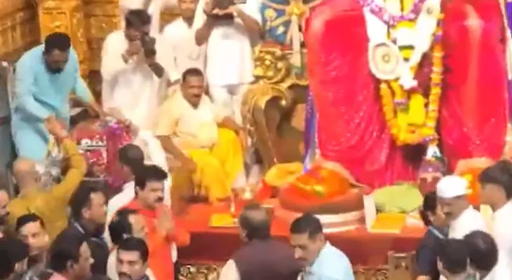 মুম্বইতে লালবাগচা রাজার কাছে পুজো দিতে গেলেন শিল্পপতি মুকেশ ও নীতা আম্বানি