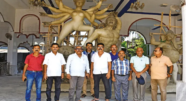 নিউটাউন দুর্গাবাড়ি মন্দির সমিতির পুজোয় মা’কে সাজিয়ে তোলা হয় ভক্তদের দেওয়া শাড়ি-গয়নায়