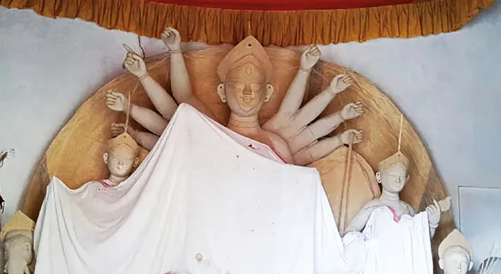 কামারপুকুর: ঠাকুর রামকৃষ্ণদেব এঁকেছিলেন দেবীর চক্ষু, লাহাবাড়িতে আজও বসে যাত্রার আসর