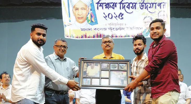 মালদহ কলেজে শিক্ষকদের সংবর্ধনা দিল টিএমসিপি