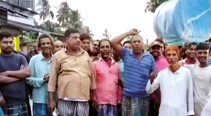 সন্ধ্যা হলেই অন্ধকারে ডোবে বাজার, ক্ষুব্ধ বাসিন্দাদের অবরোধ আমডাঙায়