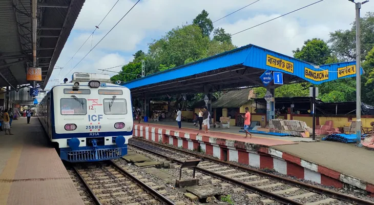 বনগাঁ লাইনে গড়াল প্রথম এসি লোকাল, উচ্ছ্বাস যাত্রীদের