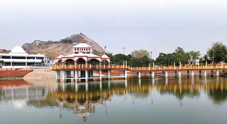 প্রকৃতি ও ধর্মের মিলমিশ মন্দার হিলে