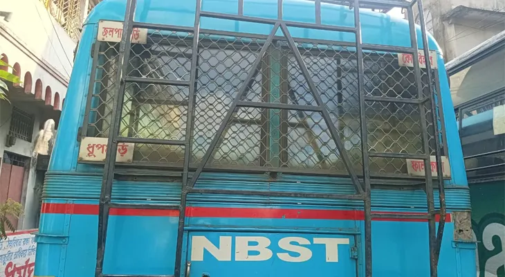 রং হুবহু লেখার ধরন একই, চিনতে না পেরে ঠকছেন যাত্রীরা! বেসরকারি বাসের বিরুদ্ধে পরিবহণ দপ্তরে নালিশ এনবিএসটিসি চেয়ারম্যানের