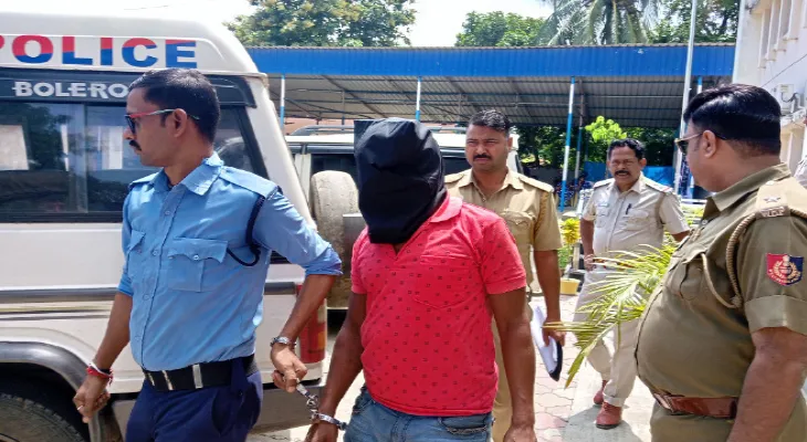 কোমরে আগ্নেয়াস্ত্র গুঁজে এলাকায় দাপাদাপি, কার্তুজ সহ গ্রেপ্তার যুবক