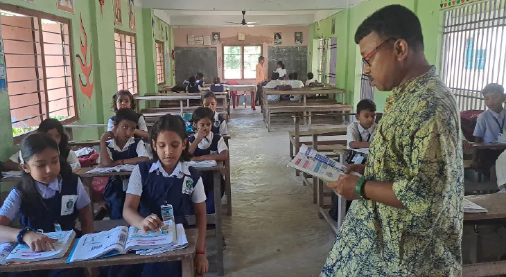 পরিকাঠামোর অভাব কসবা অবৈতনিক প্রাথমিকে, এক ক্লাসরুমে চলছে দুই শ্রেণির পঠনপাঠন, সমস্যায় পড়ুয়ারা