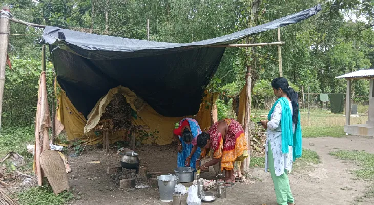 চাকরি মেলেনি, অঙ্গনওয়াড়িতে ১০ মাস তালা, রান্না হয় ত্রিপলের নীচে