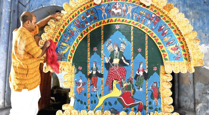 নাটমন্দির ভেঙে পড়লেও পটেশ্বরীর আবেগ আগের মতোই, পুজোর প্রস্তুতি তুঙ্গে বর্ধমান রাজবাড়িতে