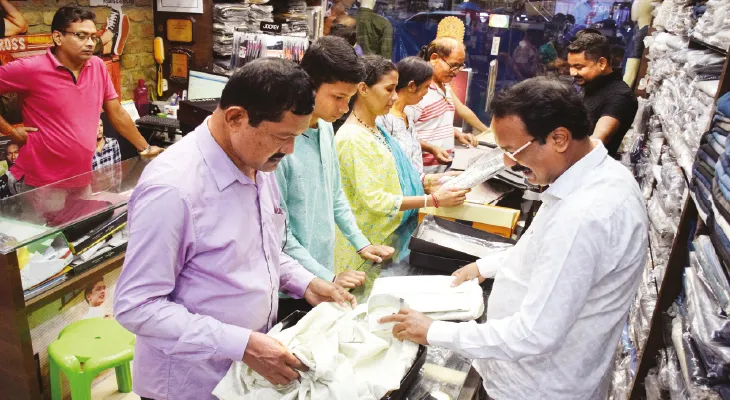 হালফ্যাশন পোশাকের সম্ভারে জমজমাট পুজোর বাজার