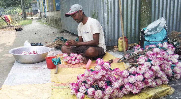 শোলার ফুল বানাতে ব্যস্ত শীতলকুচির খারিজা ধাপেরচাত্রার ১৫টি পরিবার