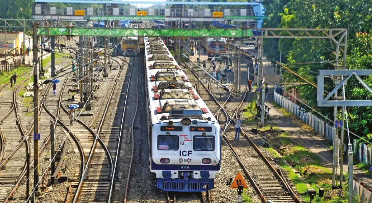 নতুন এসি লোকালে নেই ভেন্ডার, হতাশ হকাররাও