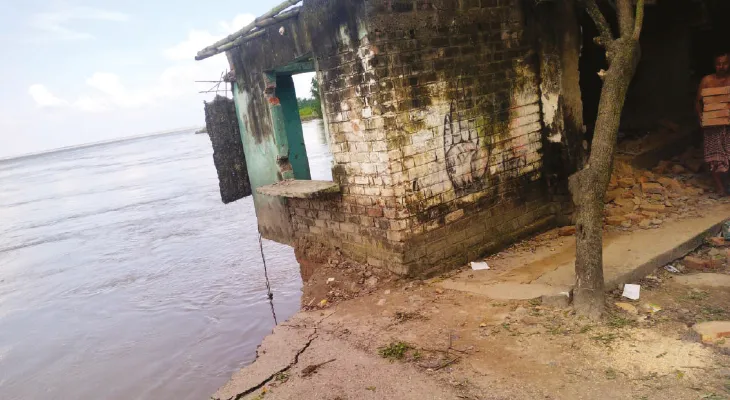 নদী ভাঙনের আতঙ্ক নিয়েই পুজোর প্রস্তুতি লালগোলার রাধাকৃষ্ণপুরে