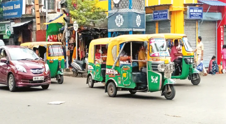 অটোচালকদের বিক্ষোভ, দীর্ঘক্ষণ বন্ধ পরিষেবা
