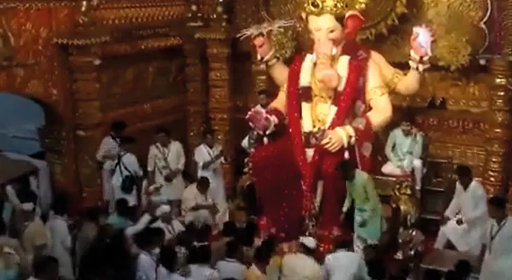 মুম্বইতে লালবাগচা রাজার কাছে পুজো দিতে গিয়েছেন বহু পুণ্যার্থী