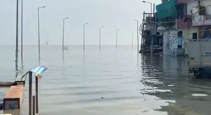 বেড়েই চলেছে গঙ্গা-যমুনার জল, প্রয়াগরাজে বসতি এলাকায় ঢুকে পড়েছে জল, ব্যাহত জনজীবন