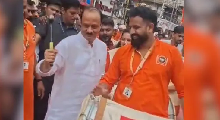 গণেশ প্রতিমা নিরঞ্জনের অনুষ্ঠানে ঢোল বাজালেন মহারাষ্ট্রের উপ-মুখ্যমন্ত্রী অজিত পাওয়ার