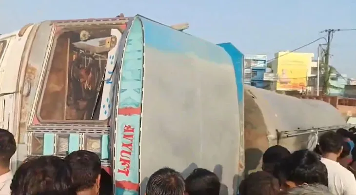 পাটনার দশরথ মোড়ে উল্টে গেল দুধের ট্যাঙ্কার