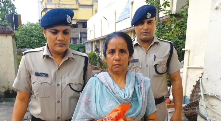 টিকিট দেখতে চাওয়ায় পরীক্ষকের মুখে গরম ঘুগনি, গ্রেপ্তার মহিলা