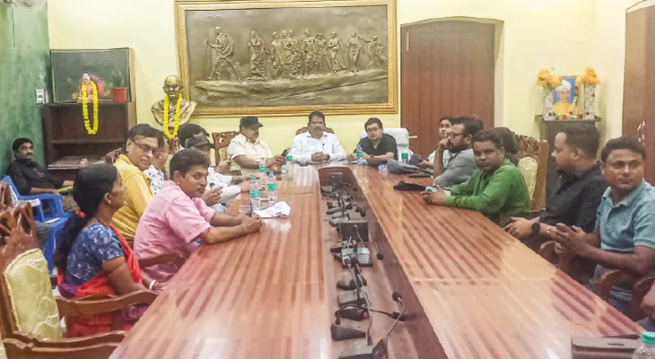 বেতন বৃদ্ধির আশ্বাসে ধর্মঘট প্রত্যাহার পুরুলিয়া পুরসভার অস্থায়ী কর্মীদের
